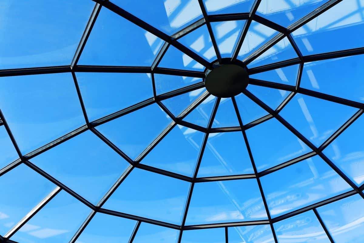 Vista de un lucernario fijo instalado en el techo de una sala de estar, permitiendo la entrada de luz natural.