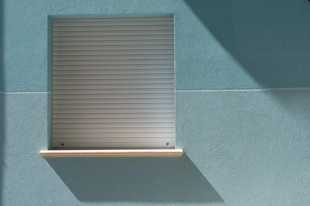 persiana incorporada en una ventana de aluminio