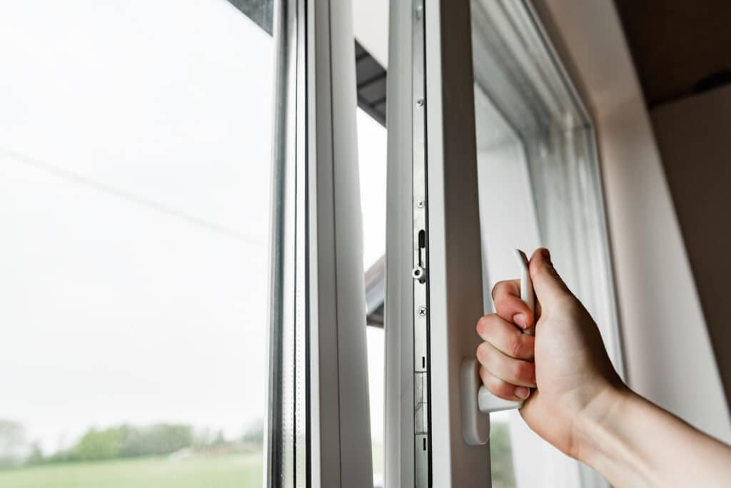 abriendo una ventana oscilobatiente