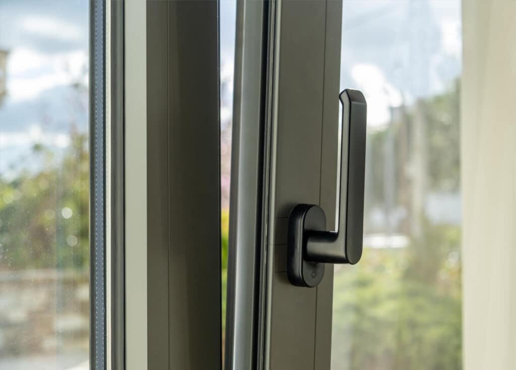 apertura de ventana de aluminio oscilobatiente