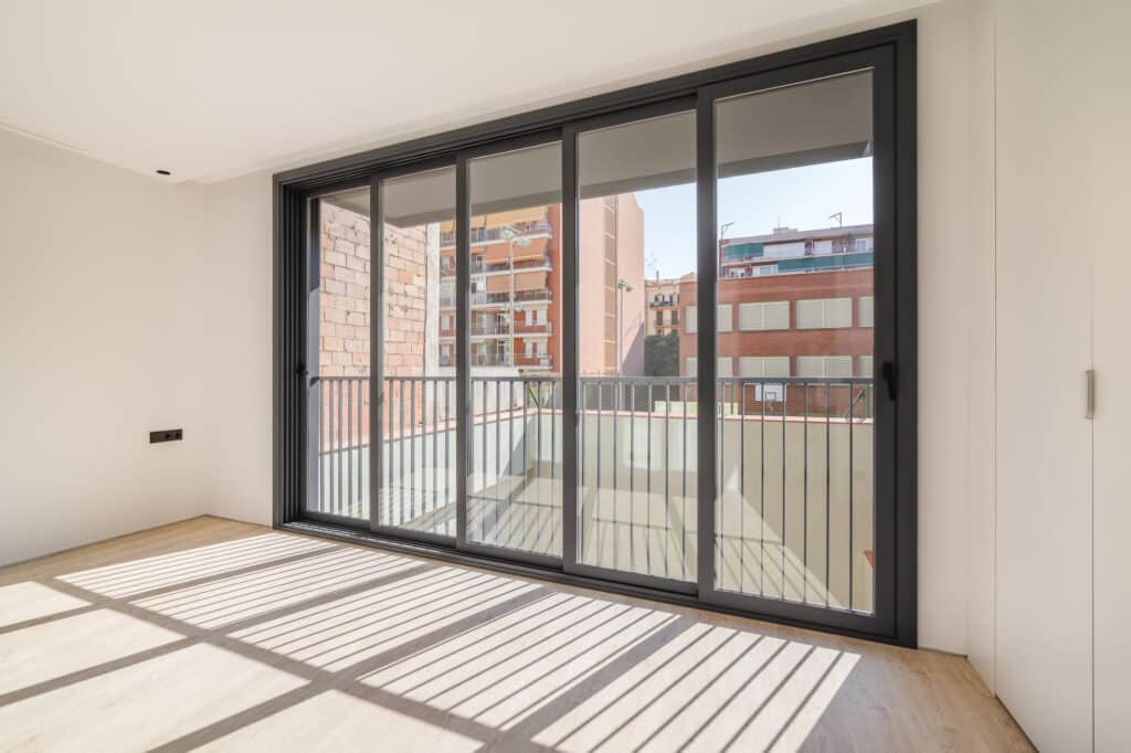 ventana corredera de aluminio para acceso a un balcón
