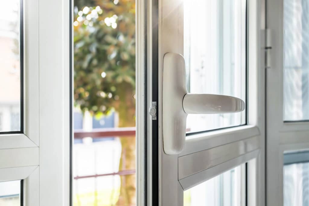 características de una ventana oscilobatiente
