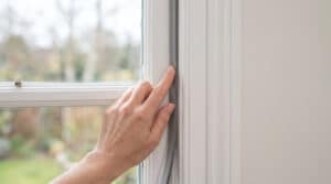 como arreglar una ventana con fugas de aire