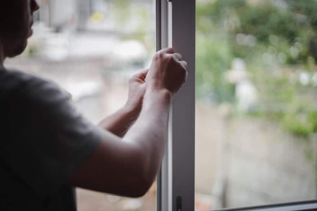 comprobar por donde pasa el aire en una ventana con fugas